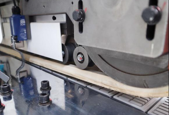 Heavy Duty Automatic High Speed Edge Banding Machine (mesin banding tepi kecepatan tinggi)